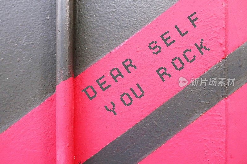 粉红色的灰色墙壁与文字DEAR SELF YOU ROCK，积极的自我对话的概念，提高自尊，日常肯定